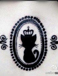 女人后背唯美潮流的图腾猫咪纹身图片