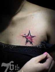 女人胸前精美好看的彩色五角星纹身图片