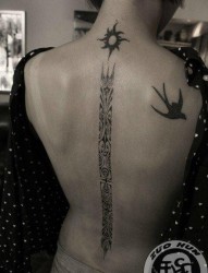 女人后背经典的脊椎部落图腾纹身图片