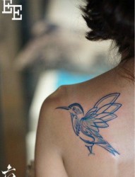 女人肩背潮流时尚的图腾蜂鸟纹身图片