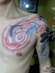 一幅潮流唯美的半胛水墨鱼纹身图片