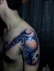 内蒙纹身图片展示一幅超酷的欧美半胛星空纹身图片