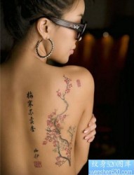 梅花纹身图片：背部梅花纹身图片纹身作品