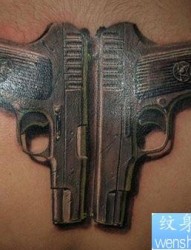 另类的背部一幅手枪纹身图片作品