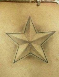 背部纹身图片：背部五芒星纹身图片纹身作品