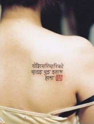 美女背部藏文文字纹身图片