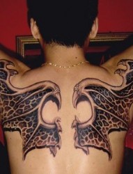 背部恶魔翅膀纹身图片