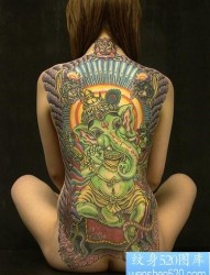 女孩子背部的象神纹身图片
