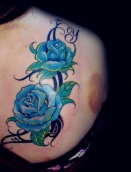 女士后背蓝色玫瑰纹身图