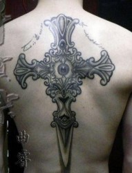 背部经典的十字架纹身图片