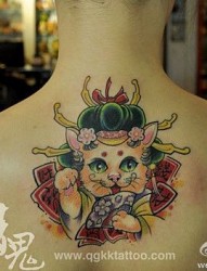 美女背部招财猫纹身图片