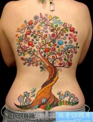 一幅美女背部水果树纹身图片