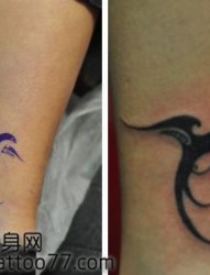 腿部可爱的图腾燕子纹身图片