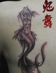 一幅潮流经典的背部美人鱼纹身图片