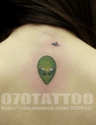 女孩子背部小巧的外星人纹身图片