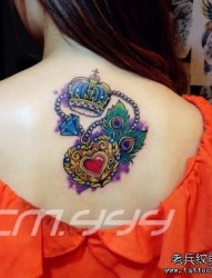 女人背部皇冠与爱心纹身图片