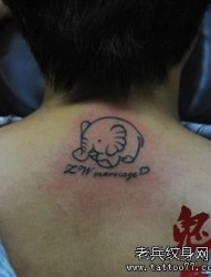 背部一幅图腾大象字母纹身图片
