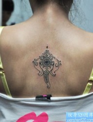 女人背部精美的图腾象纹身图片