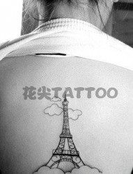 女人背部一幅巴黎铁塔纹身图片
