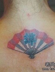 女人背部一幅小扇子纹身图片