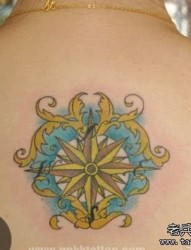 女人背部一幅彩色星星纹身图片