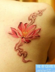 好看的背部彩色莲花纹身图片