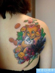 女孩子背部好看的彩色招财猫纹身图片