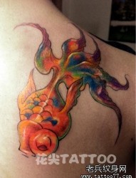 一幅背部彩色小金鱼纹身图片