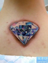 女人背部精美的彩色钻石纹身图片