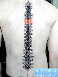 背部超帅的脊椎骨头纹身图片