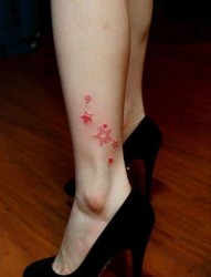 美女小腿好看的五角星纹身图片