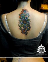 女人背部潮流好看的花卉纹身图片