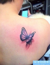 女人背部唯美好看的彩色蝴蝶纹身图片