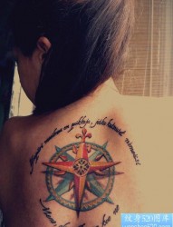 女人背部漂亮的指南针与字母纹身图片