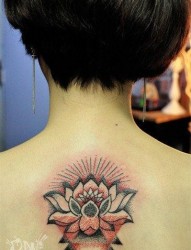 女人背部潮流漂亮的莲花纹身图片