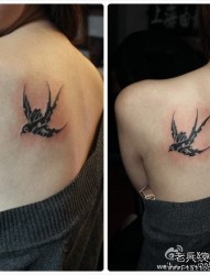 女人背部简单好看的图腾燕子纹身图片