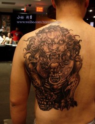 男生肩背超酷的石狮子纹身图片