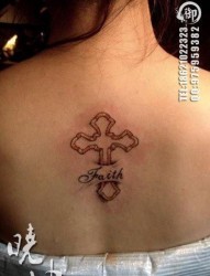 女人背部简单唯美的十字架纹身图片