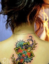 女人背部潮流精美的十字架纹身图片