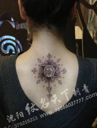 女人背部潮流经典的藤蔓花卉纹身图片