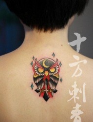 女人背部潮流可爱的猫头鹰纹身图片