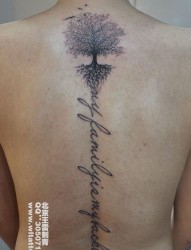 背部潮流流行的小树与脊椎字母纹身图片