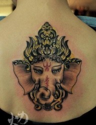 女人背部潮流漂亮的象神纹身图片