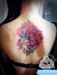 女人背部唯美好看的骷髅与花卉纹身图片