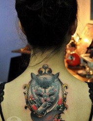 女人背部精美潮流的猫咪纹身图片