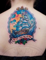 女人背部潮流经典的帆船纹身图片