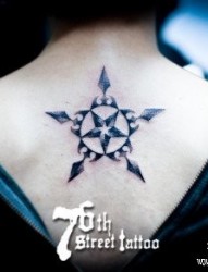 女人背部精美帅气的五芒星纹身图片