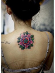 女人背部流行潮流的花卉纹身图片
