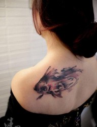 女人后肩背时尚的水墨小金鱼纹身图片