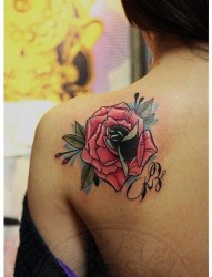 美女后肩背漂亮经典的玫瑰花纹身图片